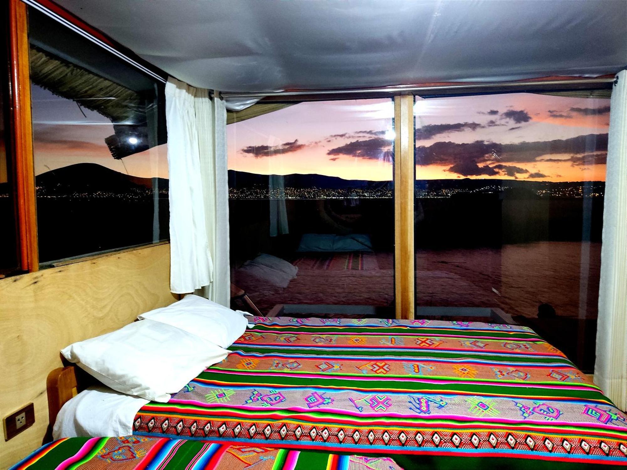 Los Uros Puno Luaran gambar
