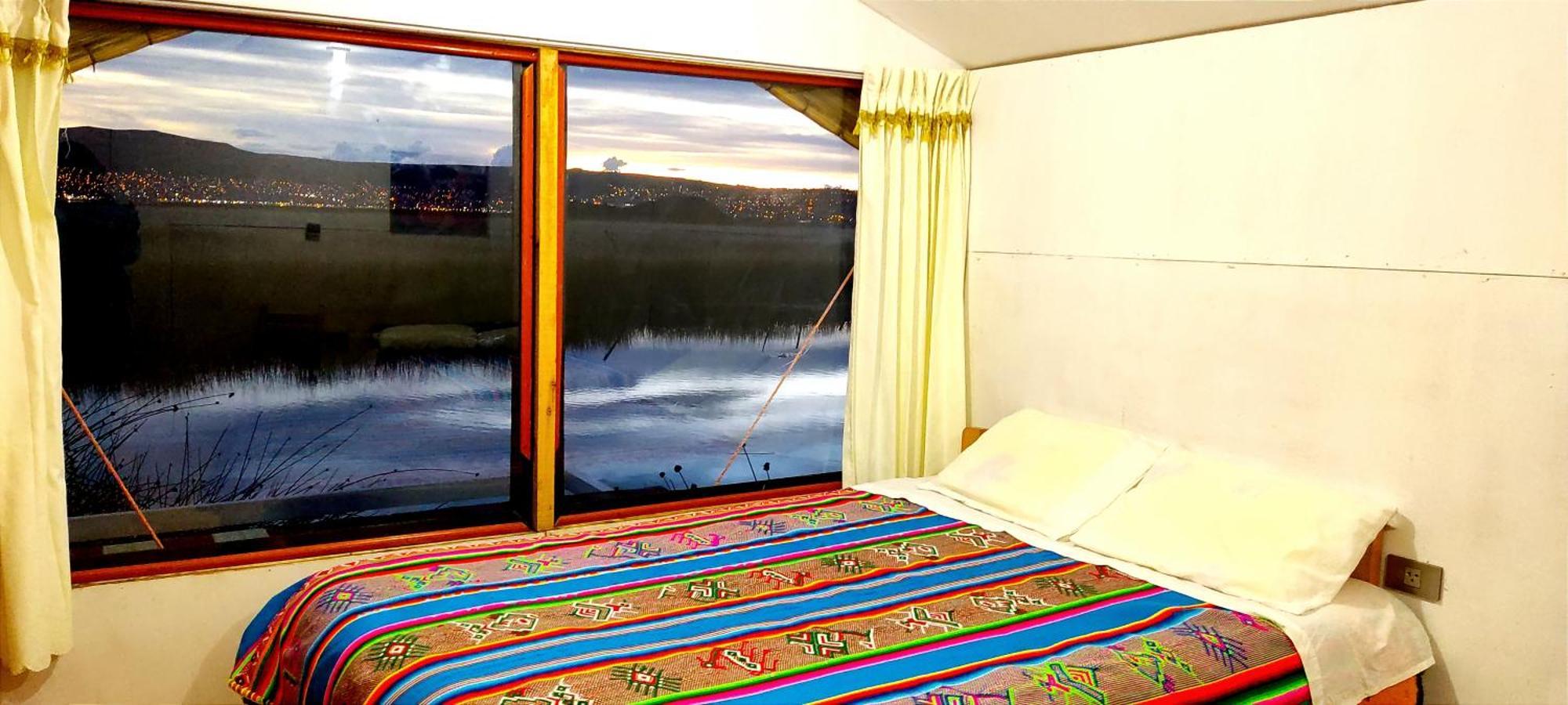 Los Uros Puno Luaran gambar